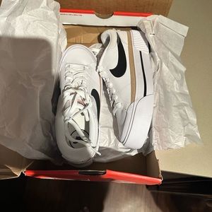 Nike court legacy lift